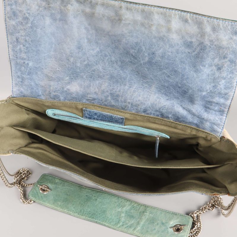 Praktisk insida med många fack