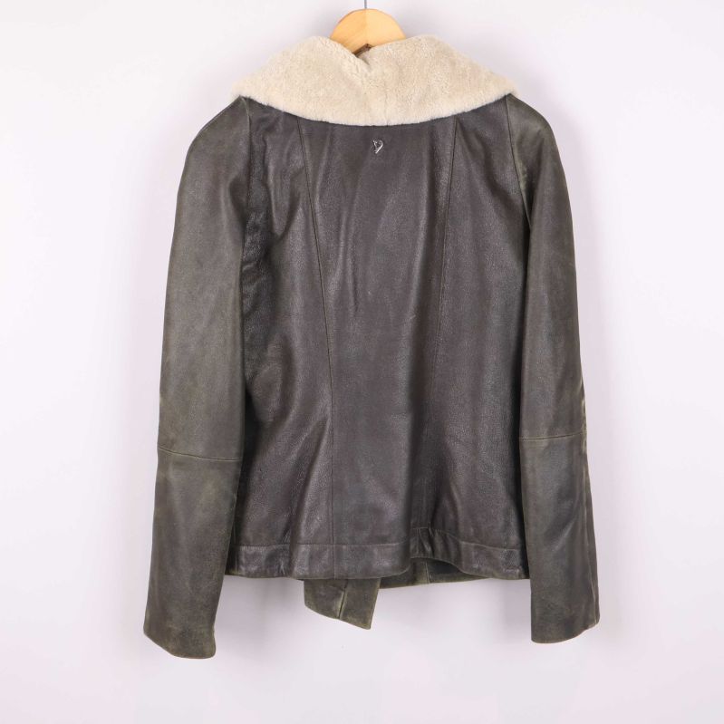 Ryggsidan visar fuskpälskragen