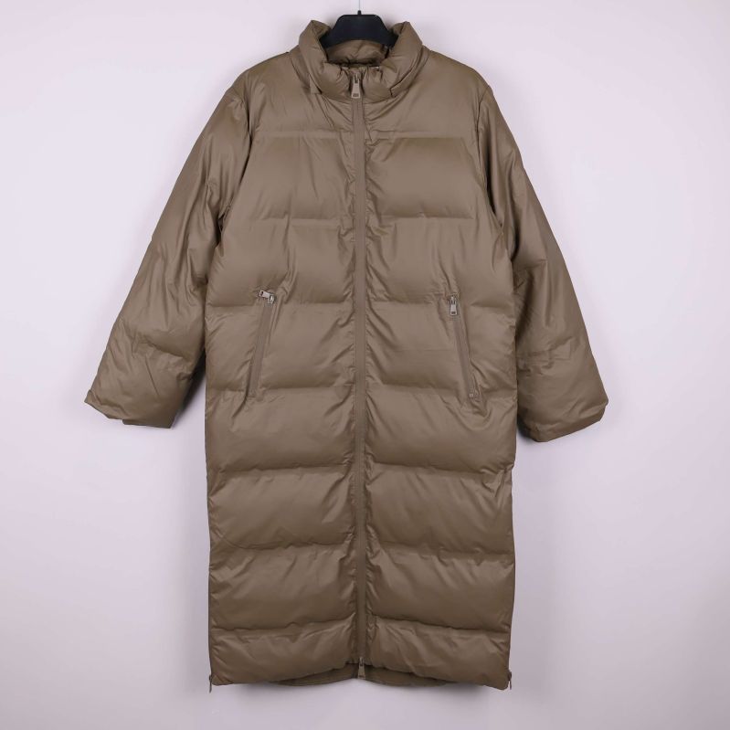 Lång vadderad jacka med hög krage