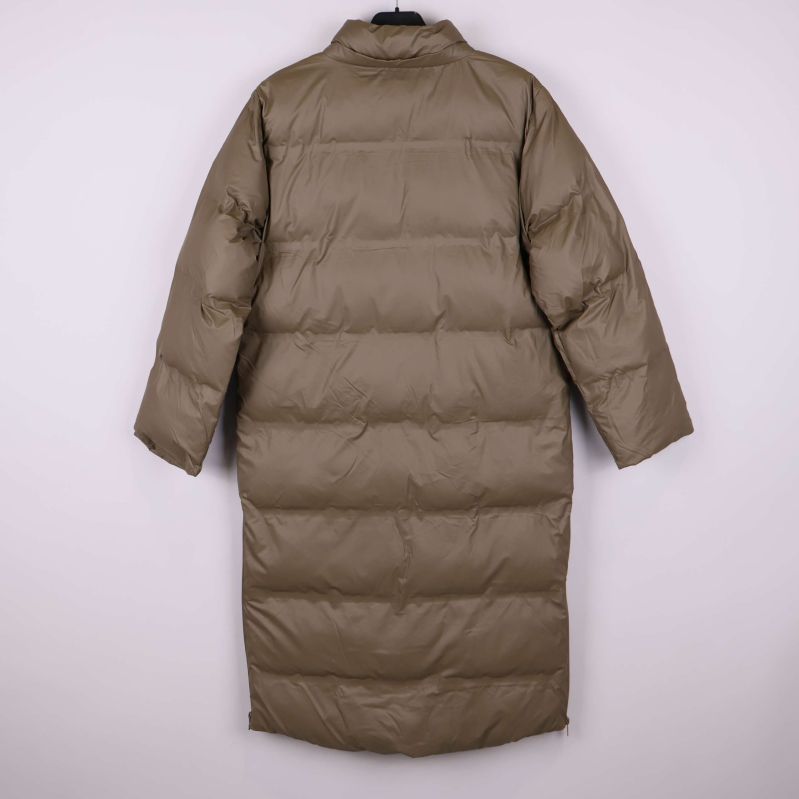 Ryggsida på quiltad pufferjacka