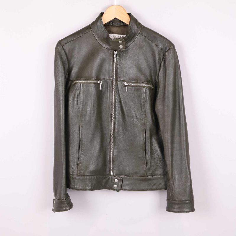 Framsida av läderjacka med bröstfickor