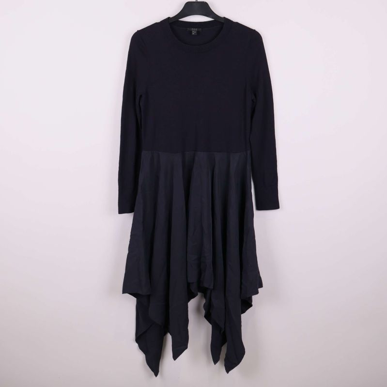 Framsida av klänning med assymetrisk nederdel