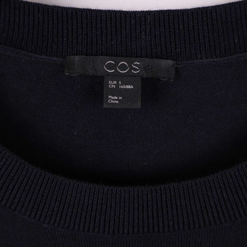 Baksida på klänning med kreativ fåll