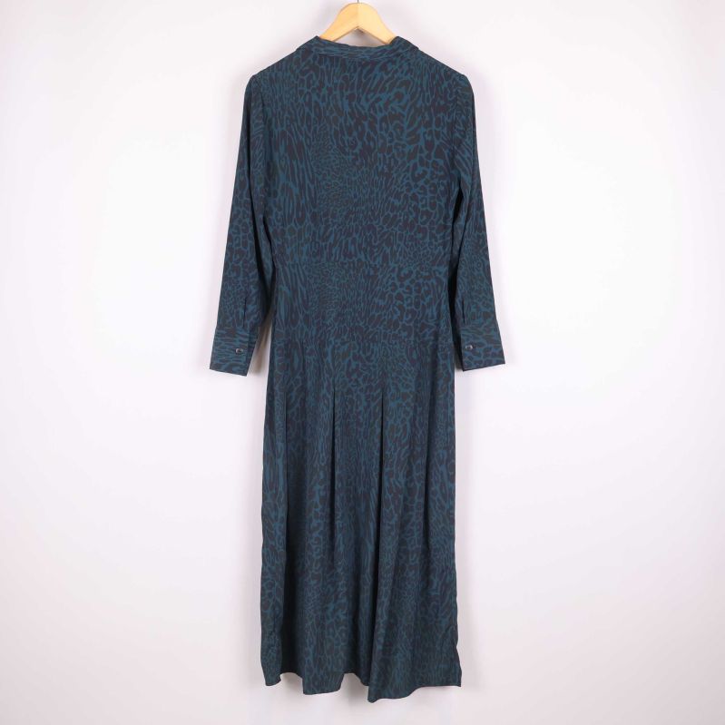 Baksida av klänning med mönster