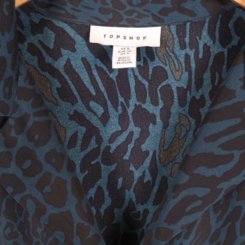 Kragedetalj och varumärkesetikett