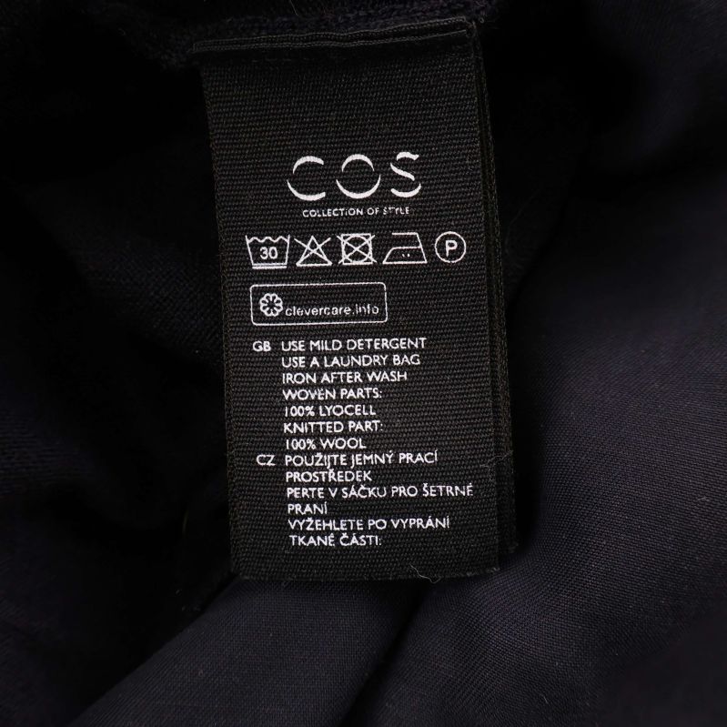 Materialetikett COS klänning