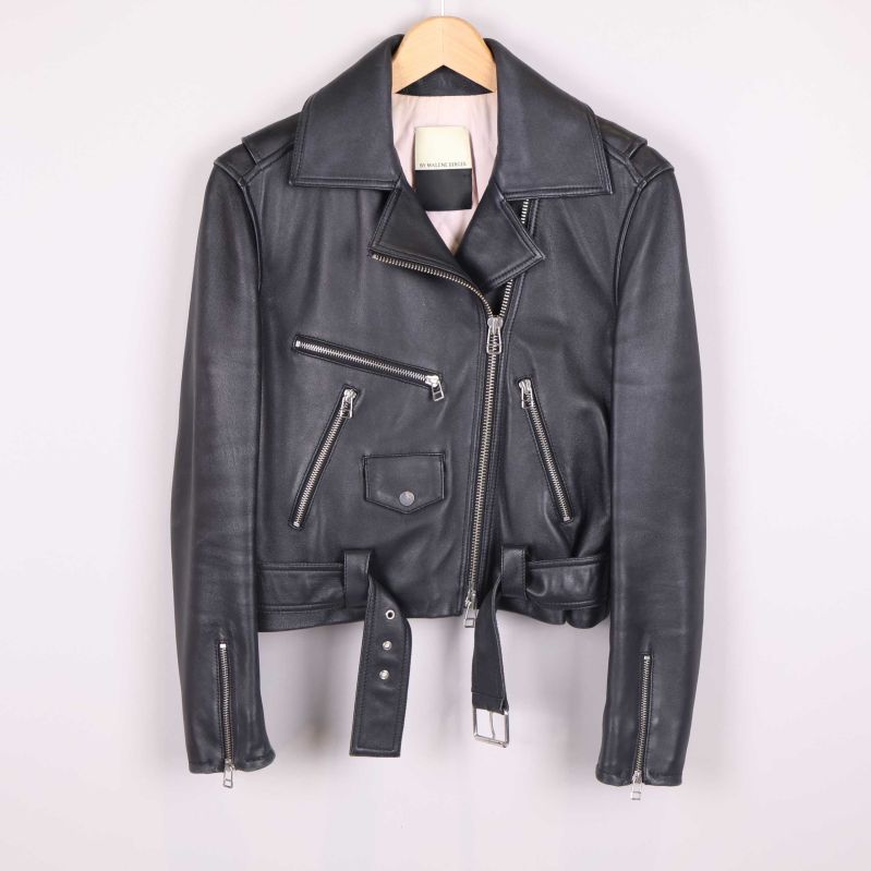 Framsida av skinnjacka med dragkedjor