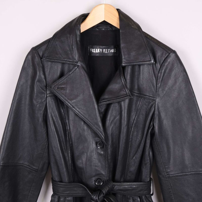 Detaljbild på krage och skärp