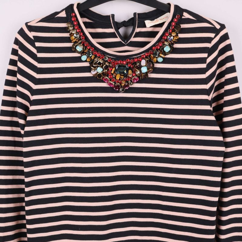 Färgade stenar och randigt tyg vid halsen