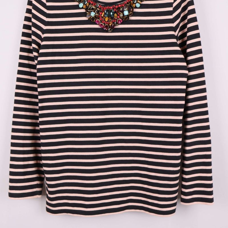 Nedre delen av randig långärmad topp framifrån