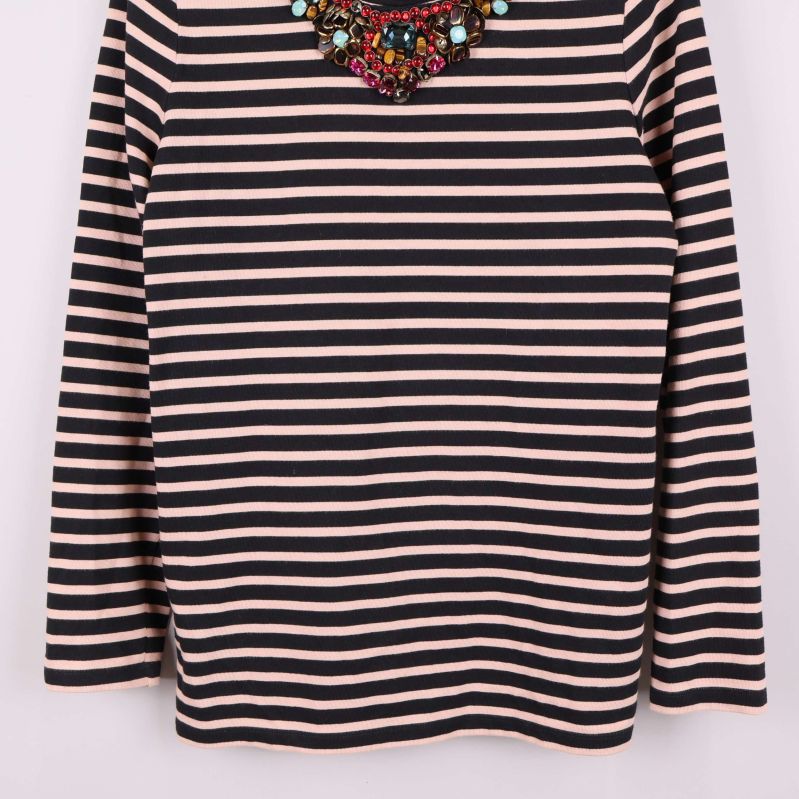 Nedre delen av randig långärmad topp framifrån