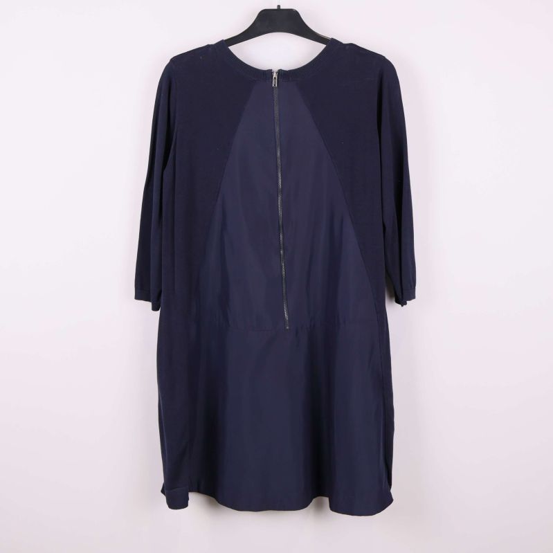 Framsida av klänning med trekvartsärm