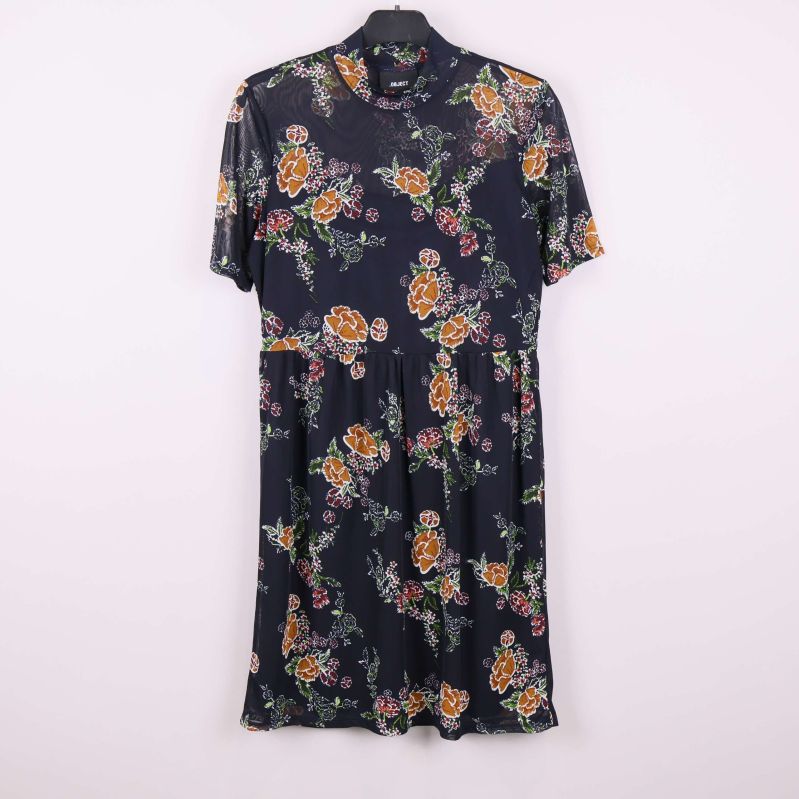 Framsida av blommig meshklänning