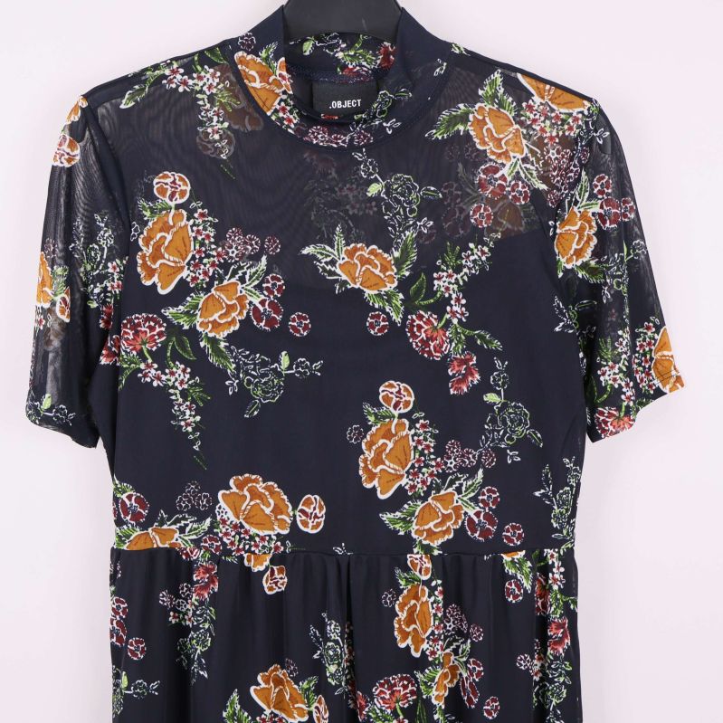 Baksida av blommig klänning