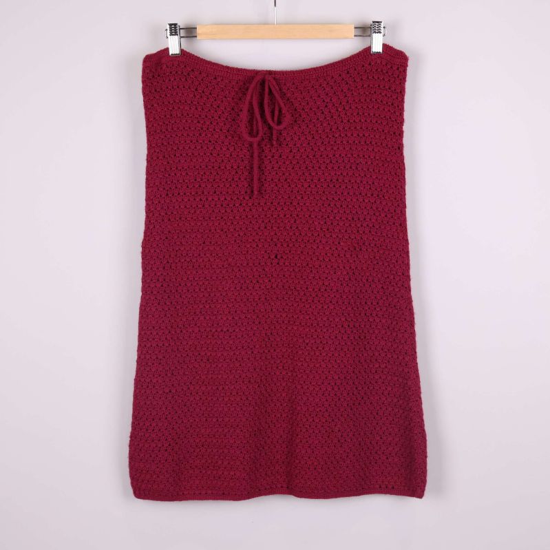 Stickad mörkröd kjol framtill med knytband upptill