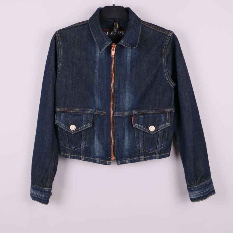 Jeansjackans framsida med fickor