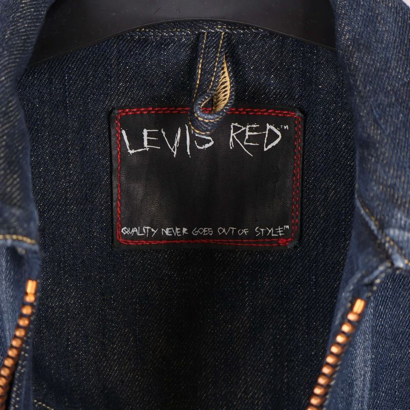 Levis Red etikett i nacken