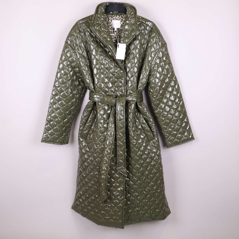 Helskottsvy av bältad quiltad jacka