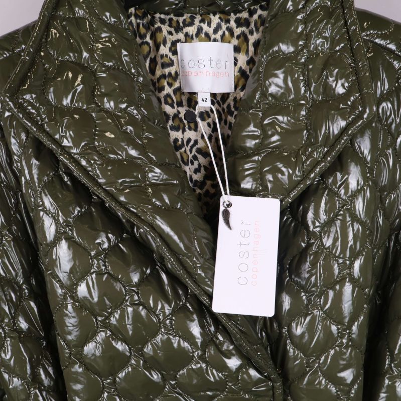 Bakre vy på quiltad jacka