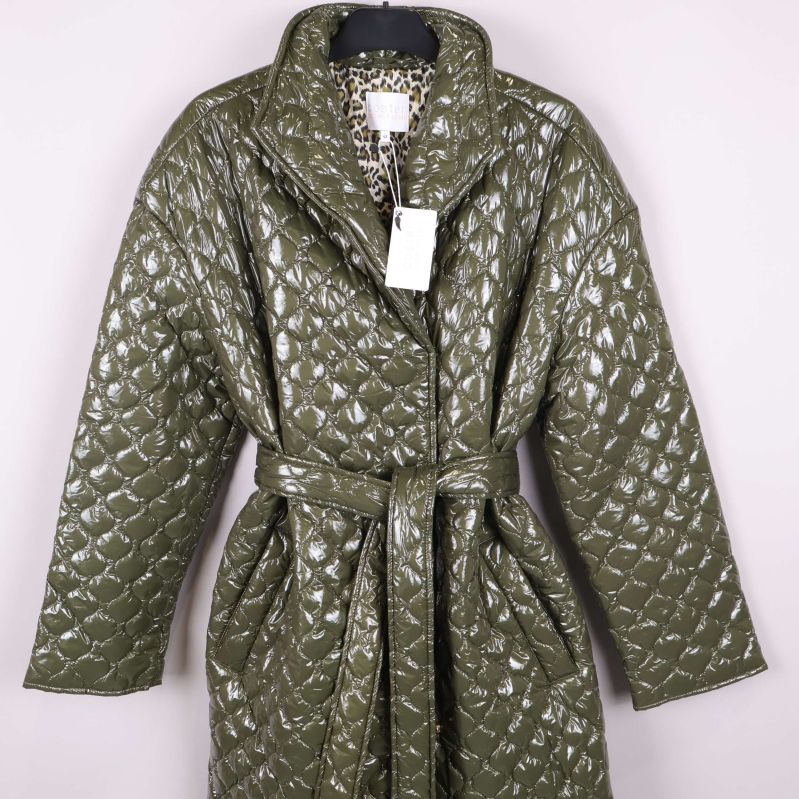 Krage och varumärkestagg i fokus