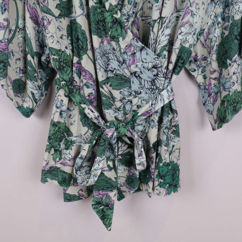 Detaljerat blommönster framtill