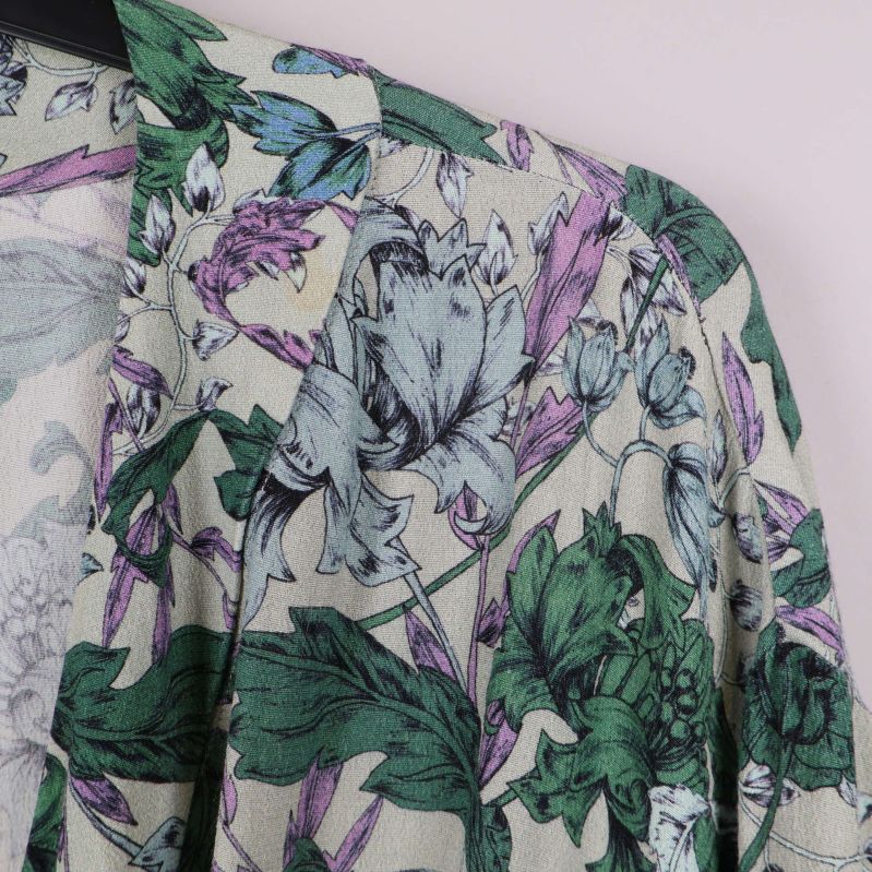 Knytskärp och midjedetalj