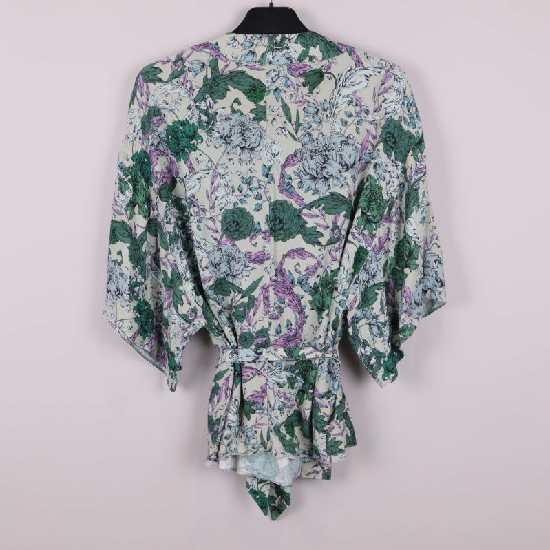 Axeldetalj med blommigt tyg