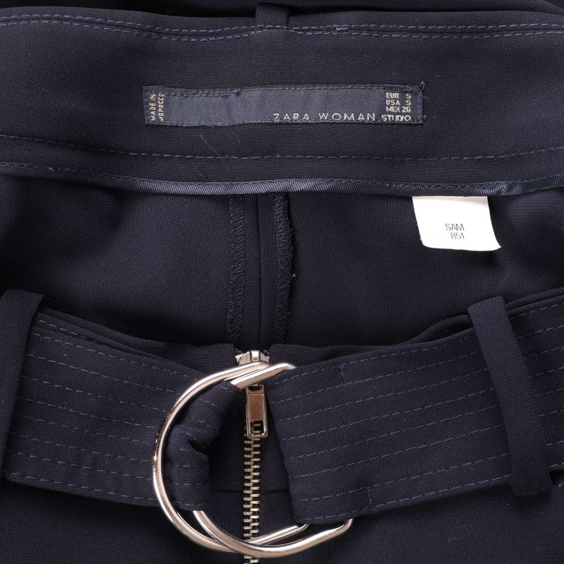 Detaljer: etikett och bälte