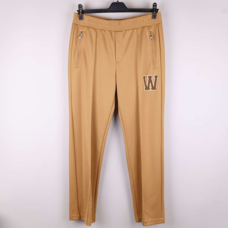 Framsidan med broderad W och fickor