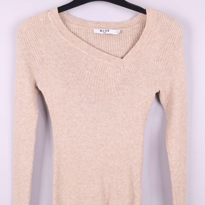 V-ringad ribbstickad design