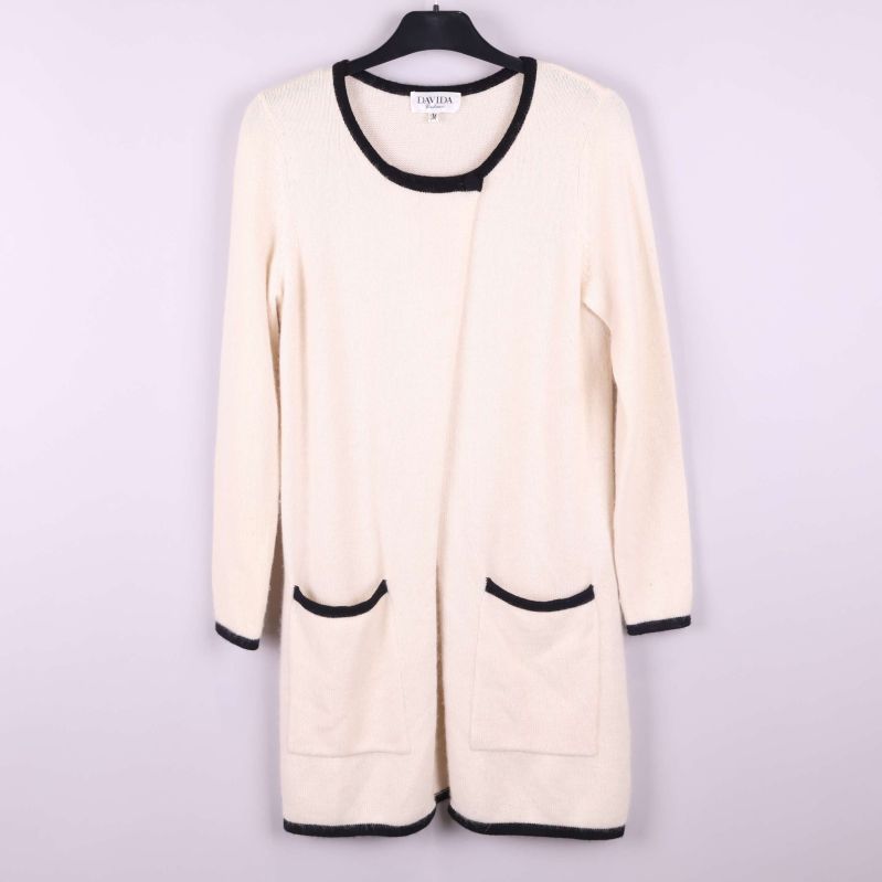 Kofta med kontrastkanter fram