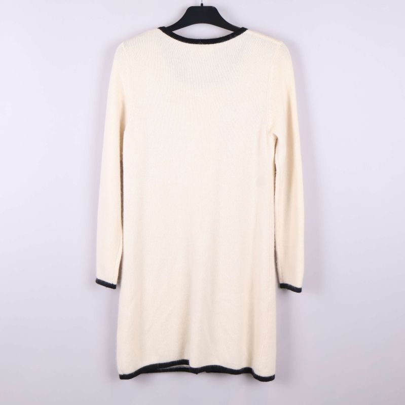 Baksida av kofta med kontrastkant