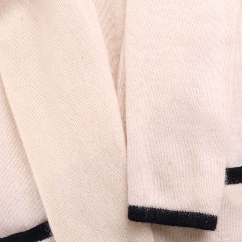 Närbild kontrastkant på ärmslut