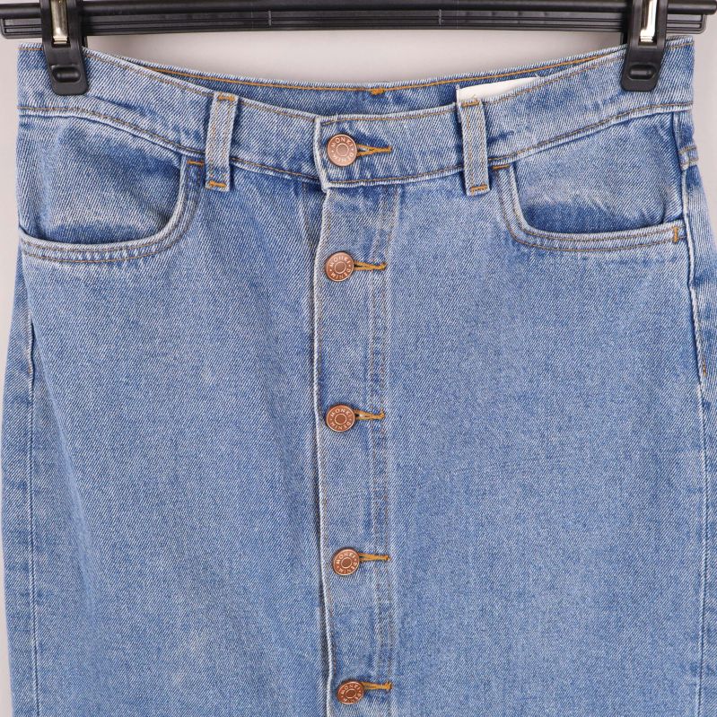 Knappar på jeanskjolens framsida