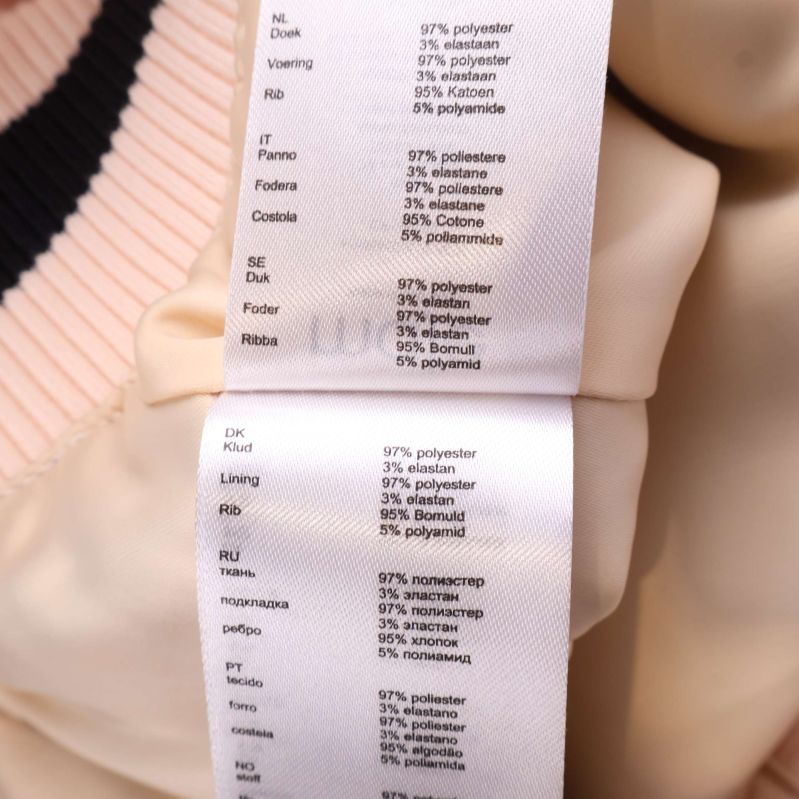 Materialetikett med detaljer på bomberjackan