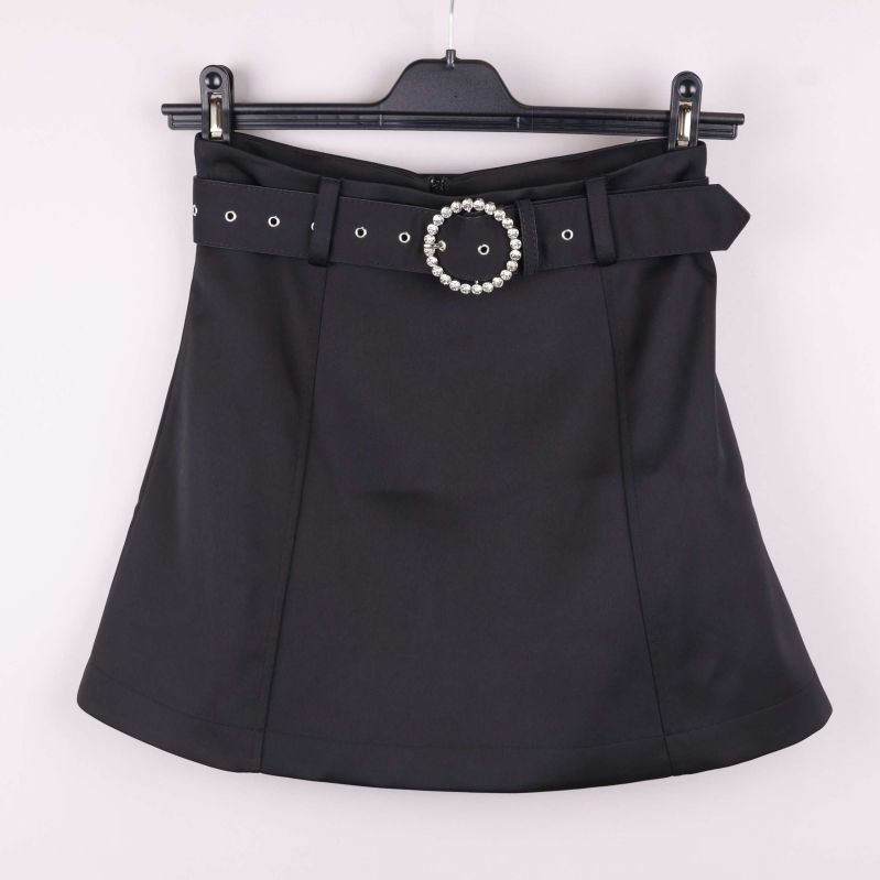 Svart kjol med pärlbälte