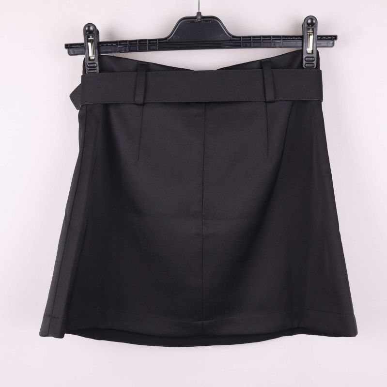 Svart kjol bakifrån