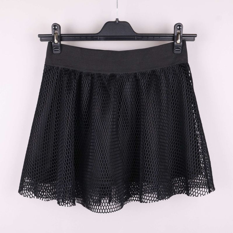 Nätstruktur på svart kjol