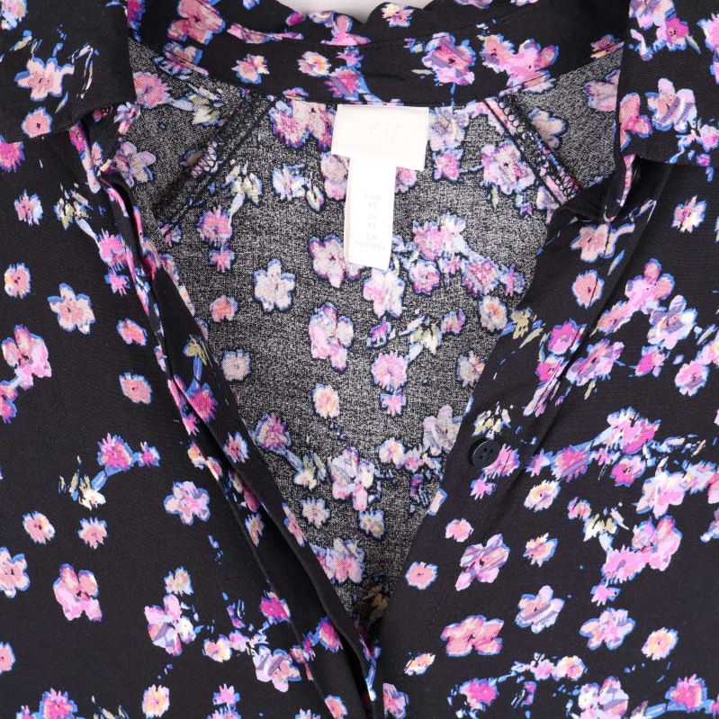 Blommigt mönster och etikett