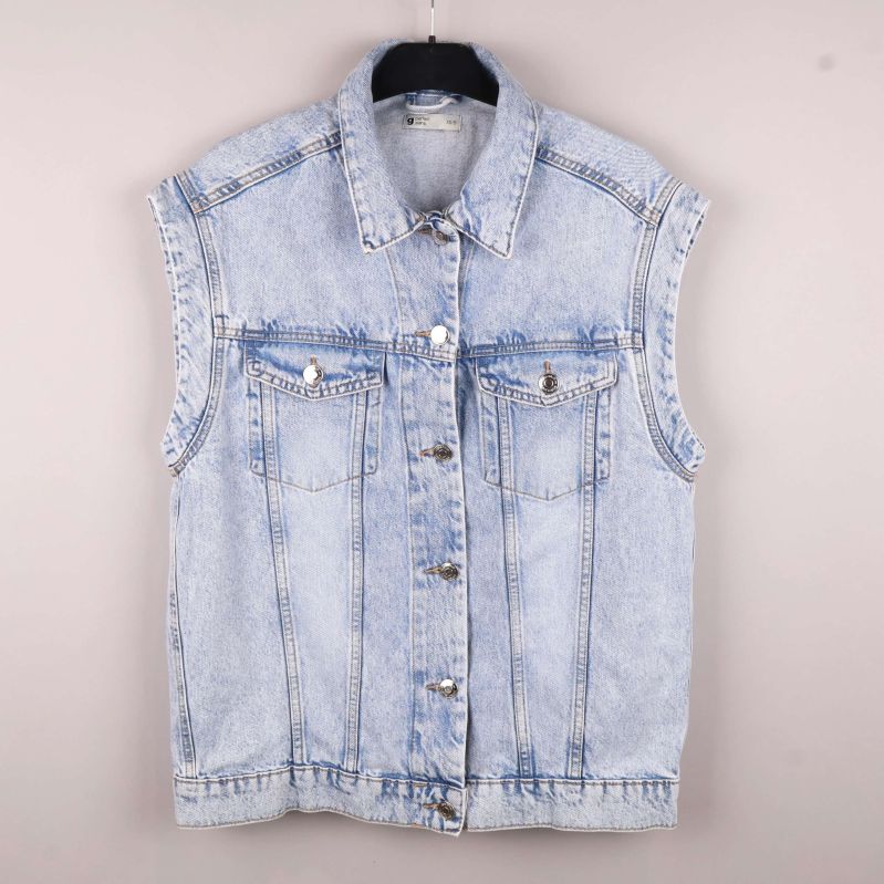 Framsida av denimväst