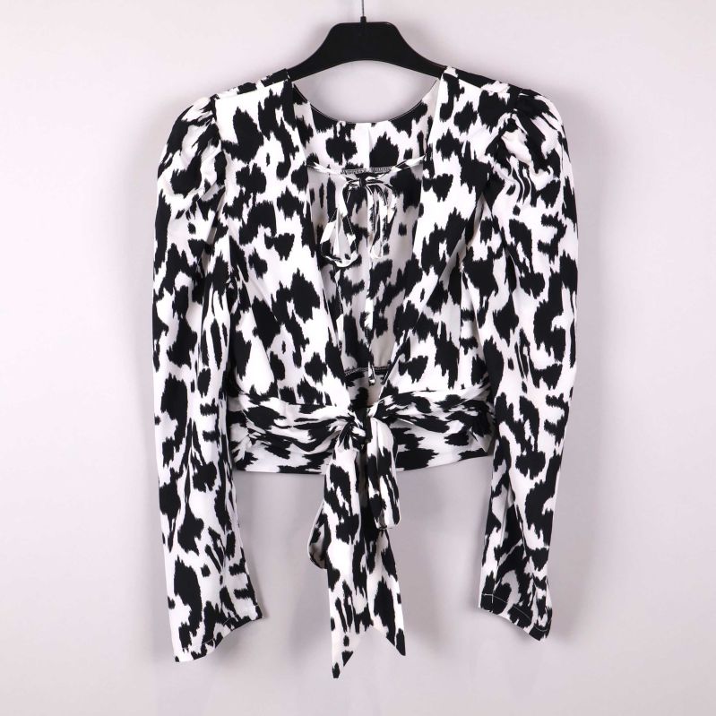 Framifrån med knytband