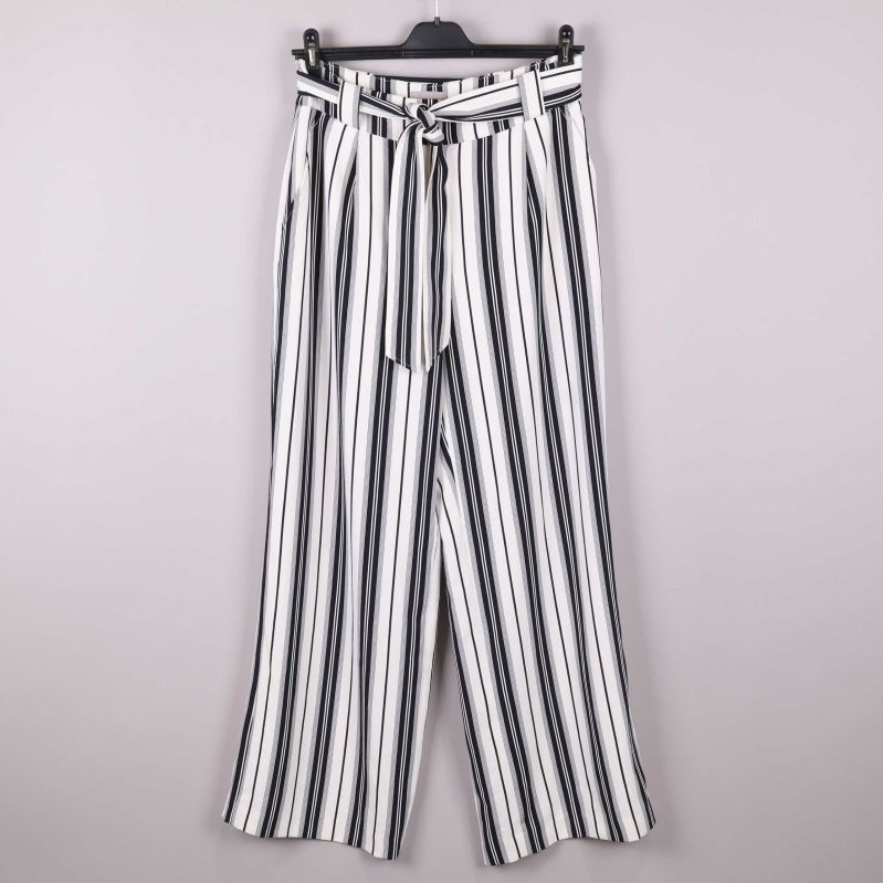 Randiga byxor med knytskärp