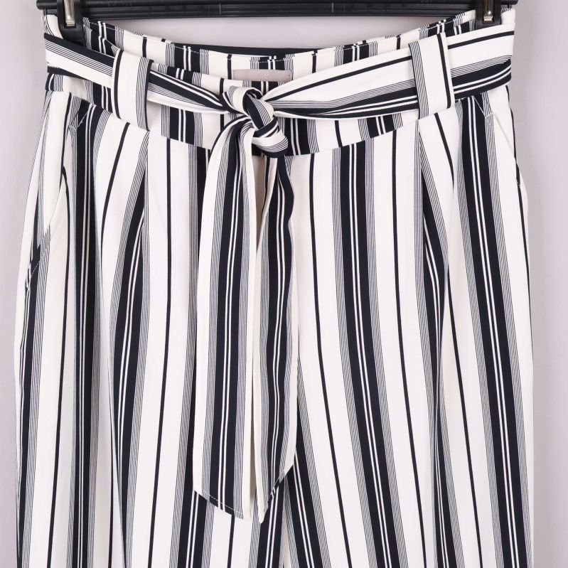 Ryggsida av randiga byxor