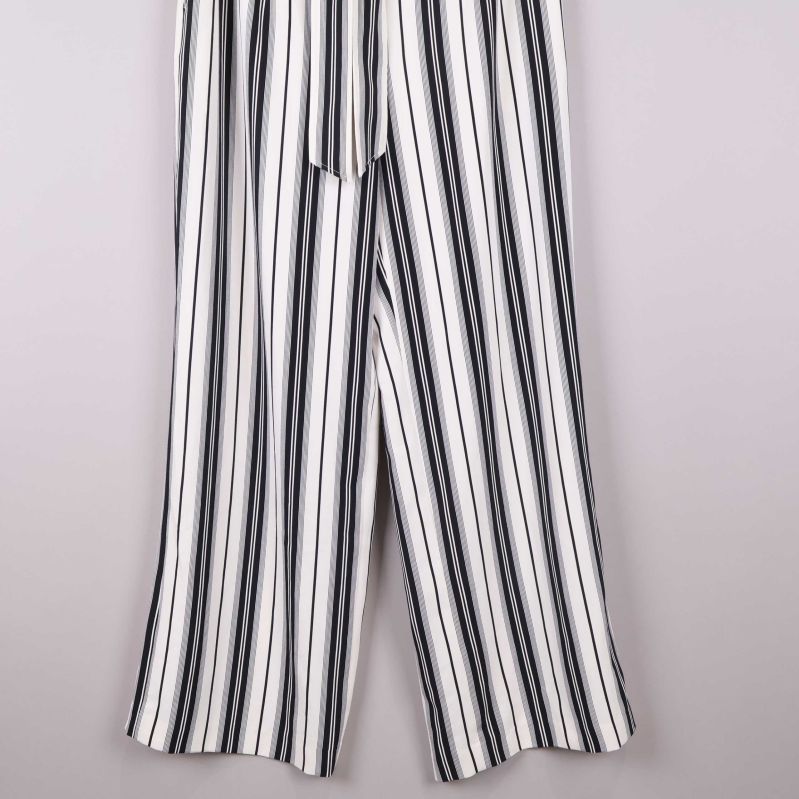 Detaljer av knytskärp och etikett