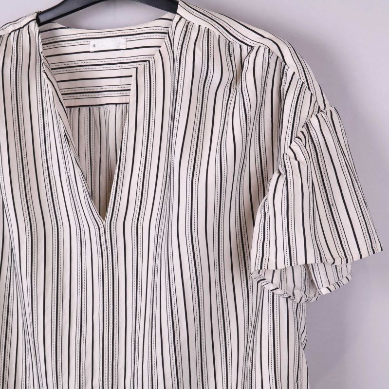 Bakifrån visar randigt mönster