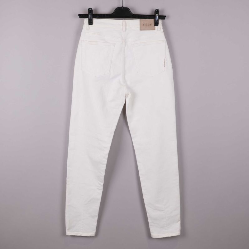 Vita jeans sett framifrån