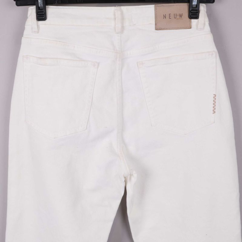 Jeans bakifrån med fickdetaljer