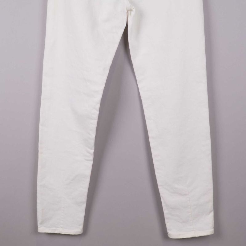 Jeans midja och knappdetalj