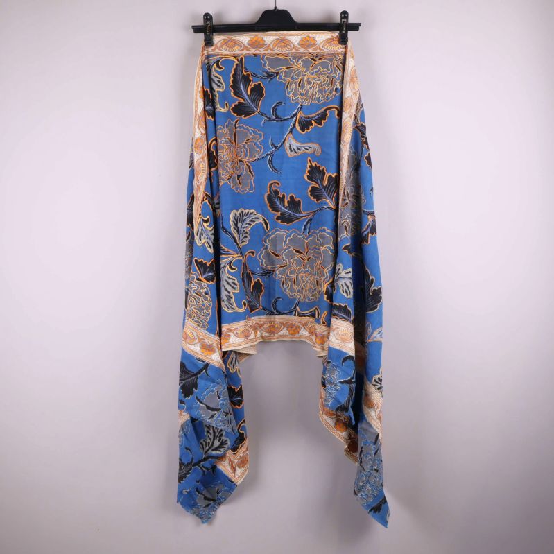 Blommig sjal hängande utvikt för att visa helheten