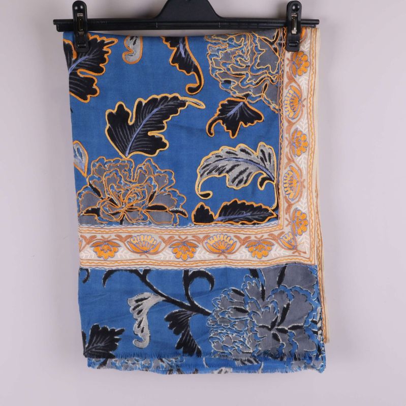 Blå sjal med blommigt mönster vikt på en galge